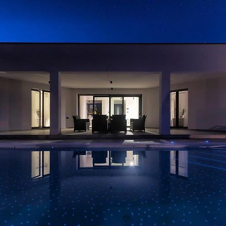 Villa Speranza With Illuminated Pool Pula Exterior photo